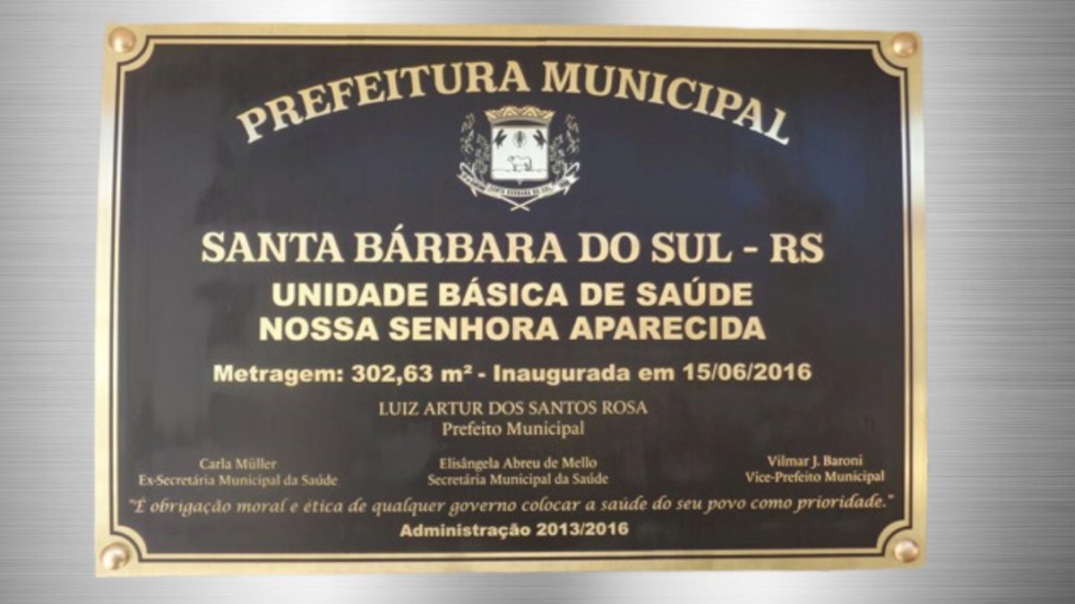 Placa de inauguração gravada em alto-relevo