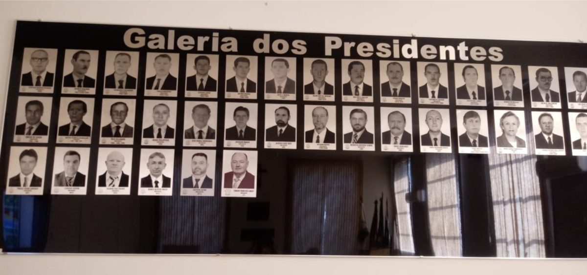 Galeria de presidentes em aço instalada numa entidade